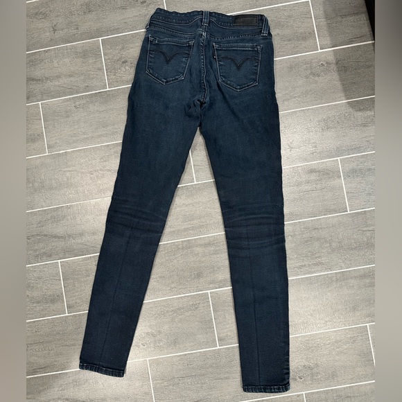 Levi’s in Dark Navy (Almost Black) Wash, Skinny Medium Rise Jeans, Size 2 or 4 - Picture 2 of 5